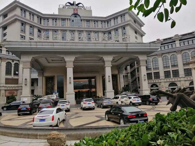西昌美麗陽(yáng)光凱隆酒店16m四柱鋁合金升降機交付使用