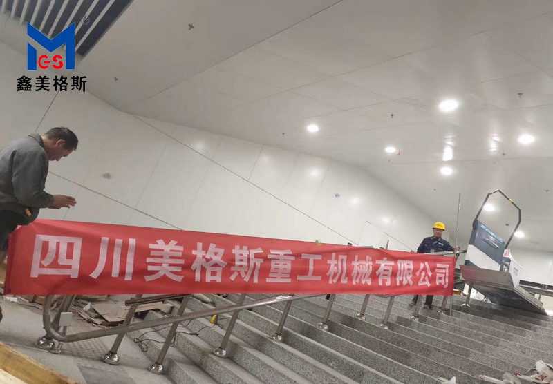 南充火車(chē)北站斜掛式升降平臺